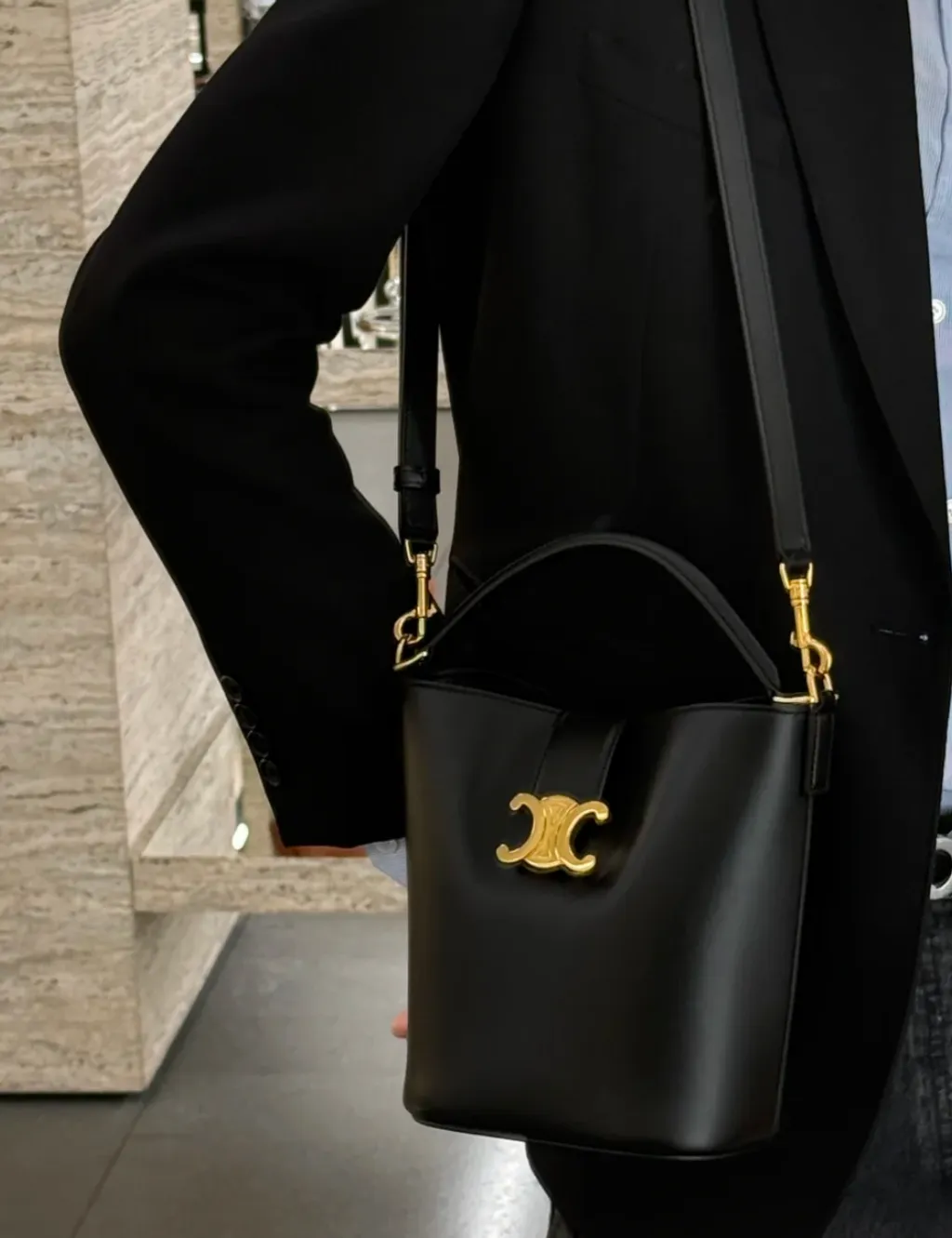 CELINE LOUISE 光滑牛皮革水桶包 小號 黑色4