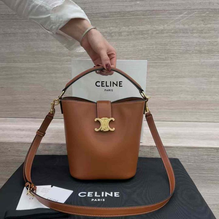 CELINE LOUISE 光滑牛皮革水桶包 小號 棕色16.27.27