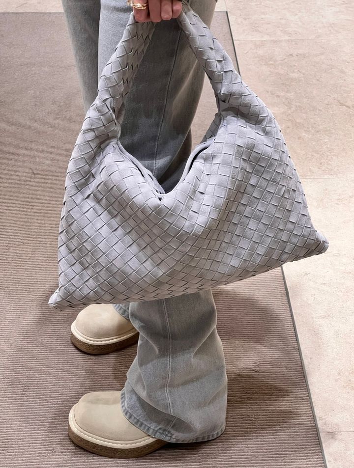 BOTTEGA VENETA HOP 麂皮肩背包 淺灰 中號:大號