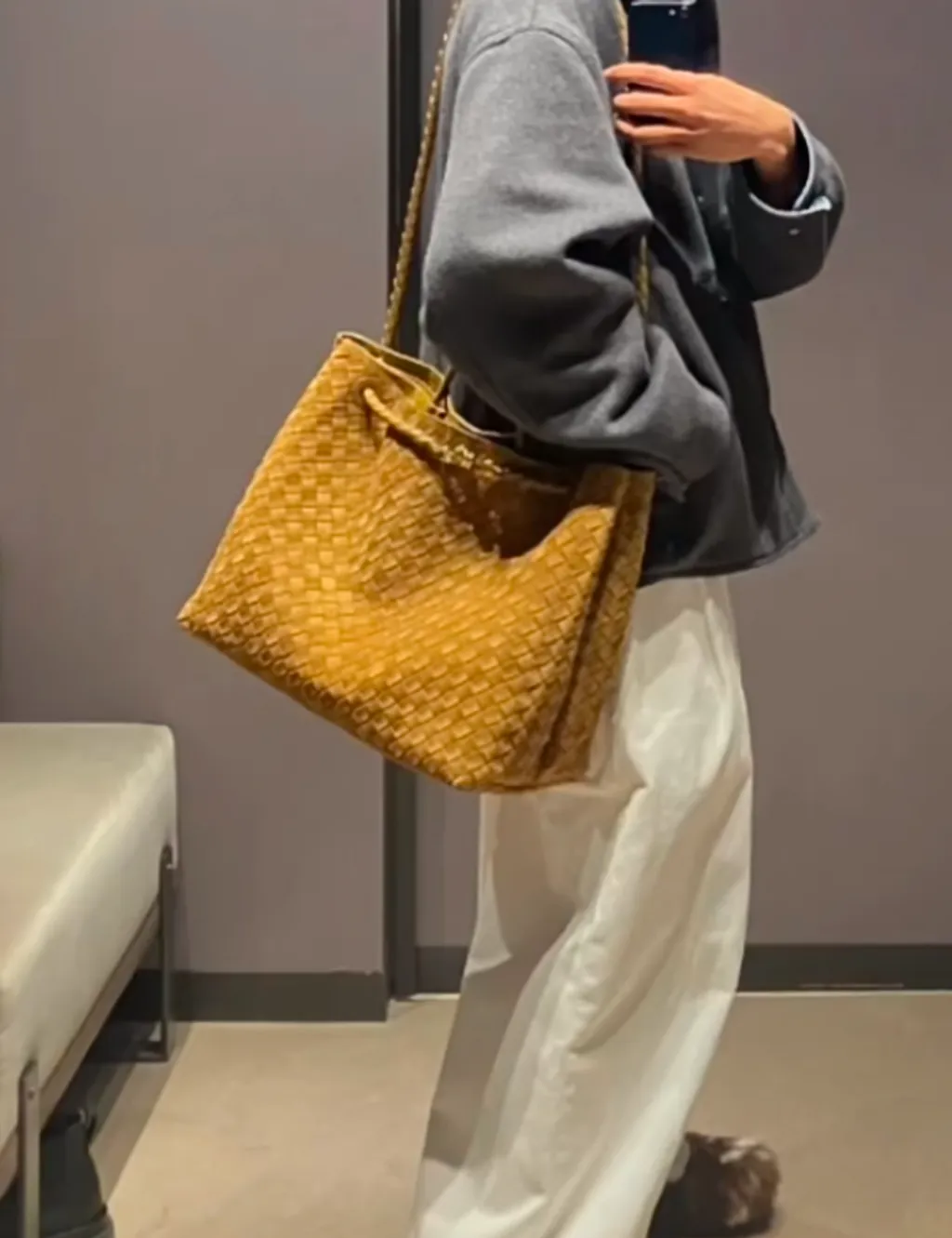 BOTTEGA VENETA ANDIAMO 麂皮肩背包 淺棕 三個尺寸8
