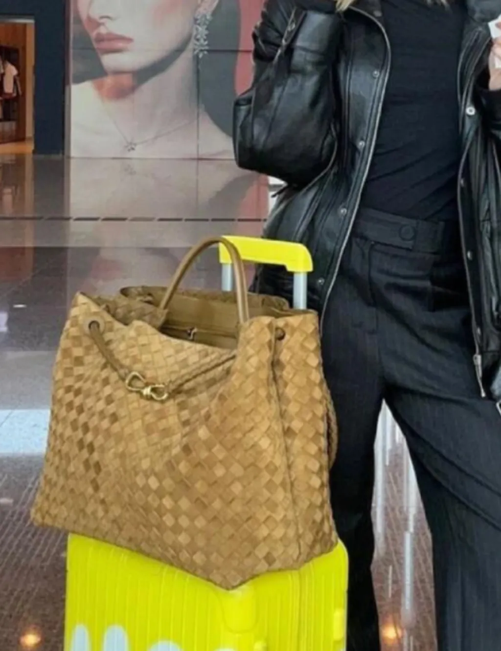 BOTTEGA VENETA ANDIAMO 麂皮肩背包 淺棕 三個尺寸1