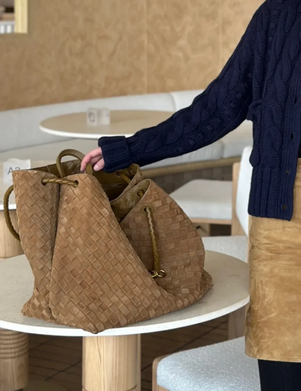 BOTTEGA VENETA ANDIAMO 麂皮肩背包 淺棕 三個尺寸2