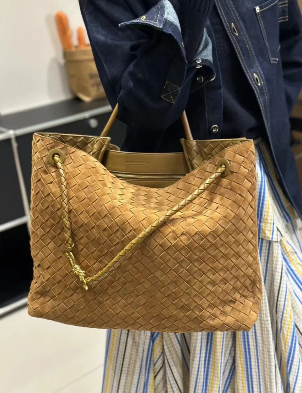 BOTTEGA VENETA ANDIAMO 麂皮肩背包 淺棕 三個尺寸7