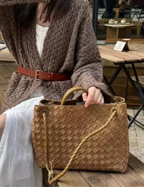 BOTTEGA VENETA ANDIAMO 麂皮肩背包 淺棕 三個尺寸3