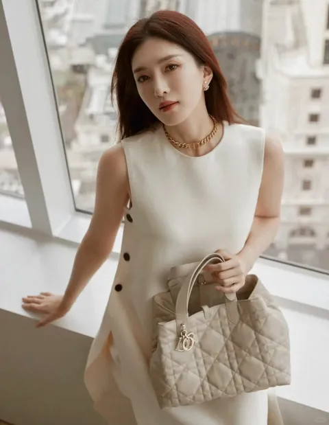 江疏影也太美了吧🩵_3_南京德基Dior Jessie_来自小红书网页版