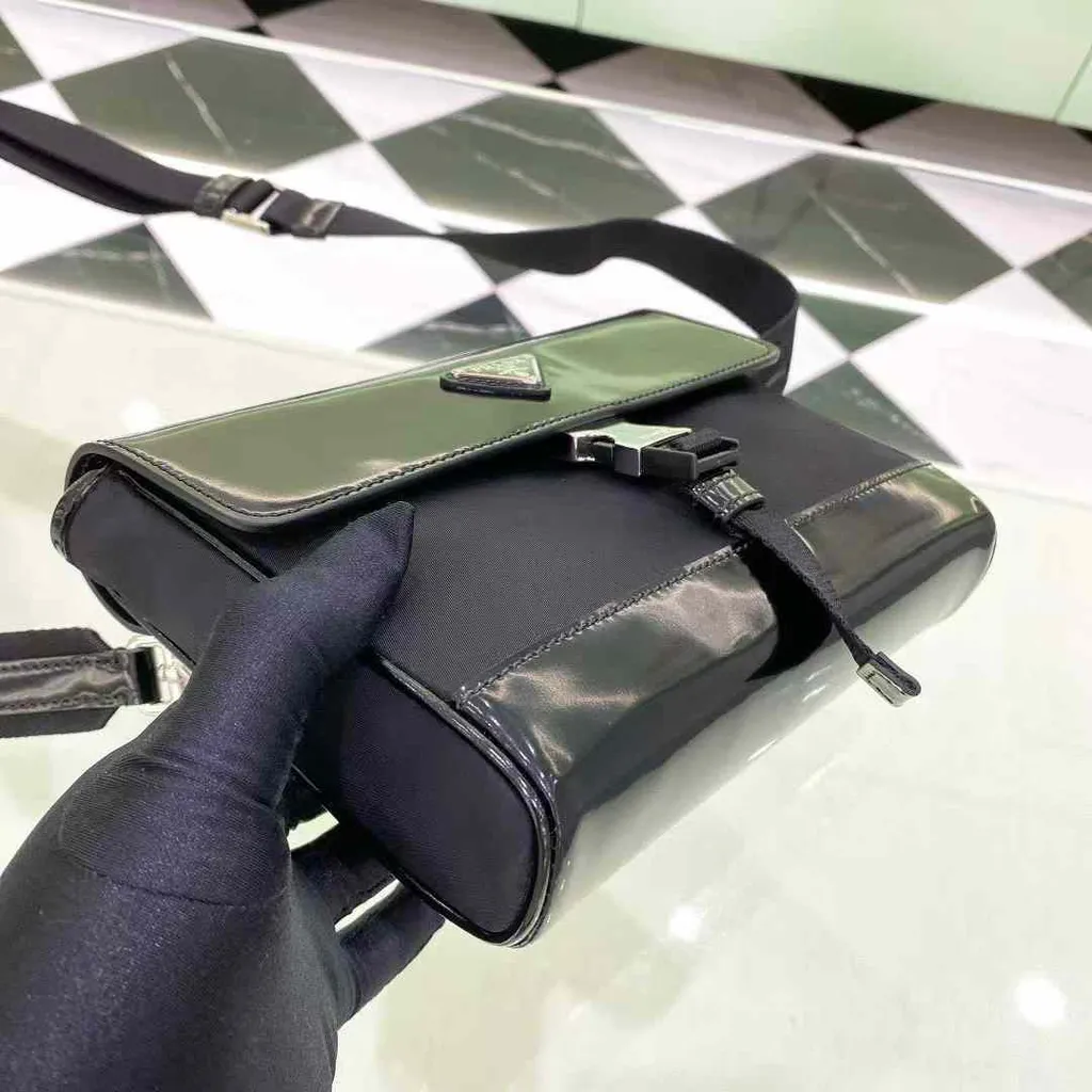 PRADA 亮面牛皮拼尼龍手機包6