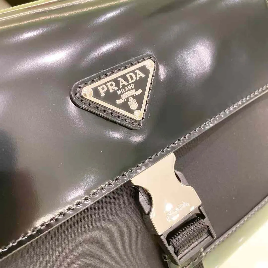 PRADA 亮面牛皮拼尼龍手機包3