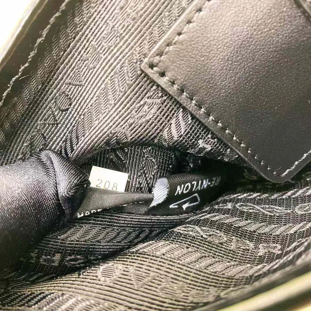 PRADA 亮面牛皮拼尼龍手機包10