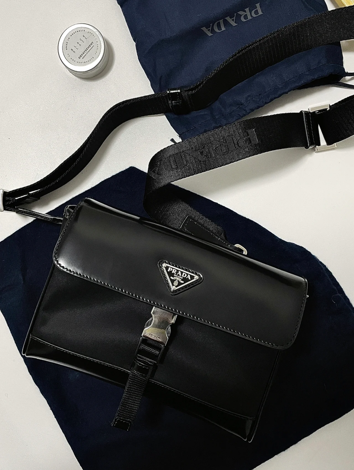 PRADA 亮面牛皮拼尼龍手機包9