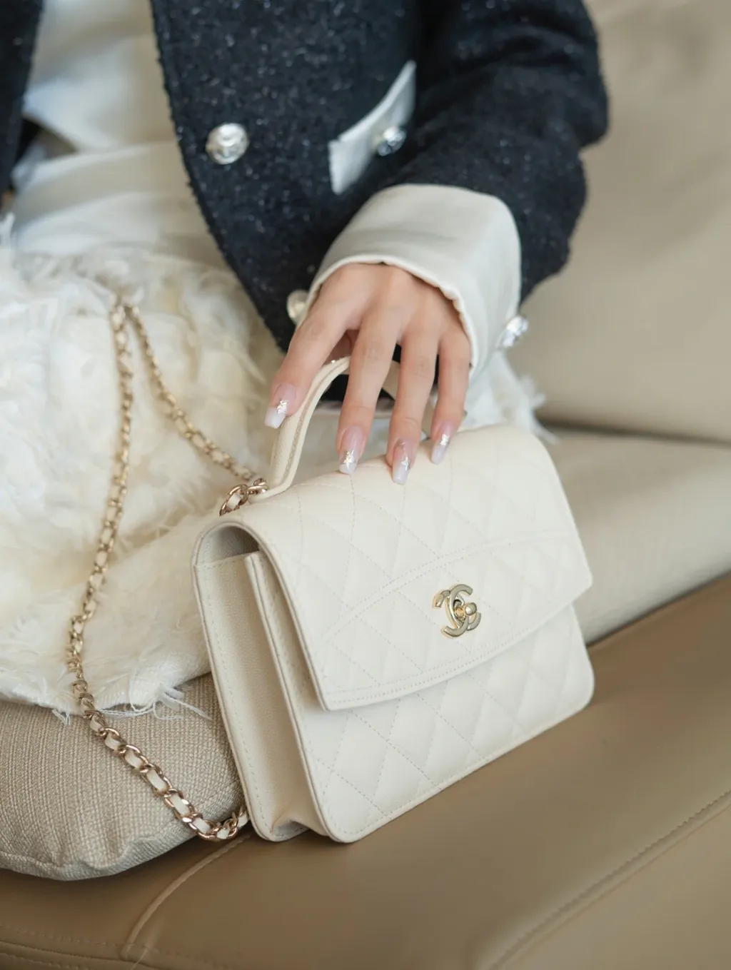 CHANEL 25C MINI 魚子醬小書包 奶白5