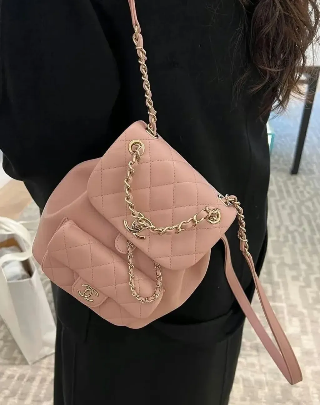 CHANEL DUMA 後背包 胎牛皮粉色 下午2.00.51