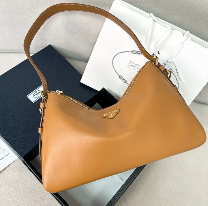 PRADA AIMEE 皮革肩背袋 棕色 下午3.37.37