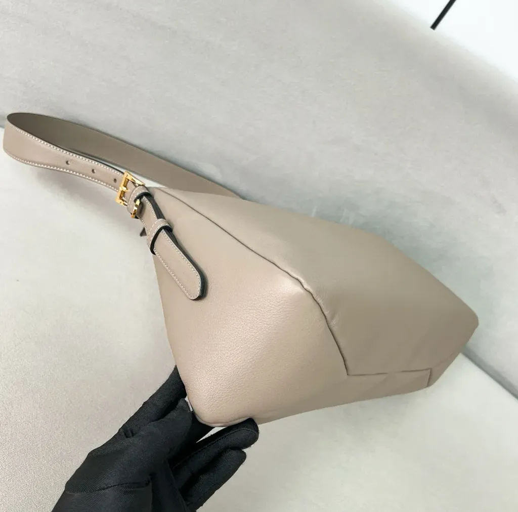 PRADA AIMEE 皮革肩背袋 灰色 下午4.34.24