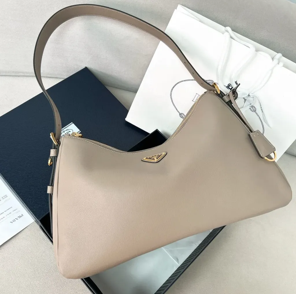 PRADA AIMEE 皮革肩背袋 灰色 下午4.33.57