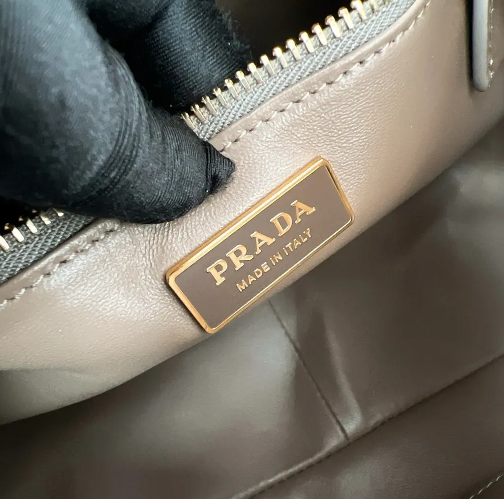 PRADA AIMEE 皮革肩背袋 灰色 下午4.34.34
