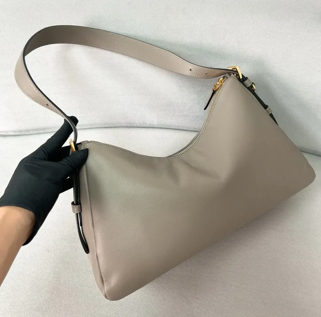 PRADA AIMEE 皮革肩背袋 灰色 下午4.34.02