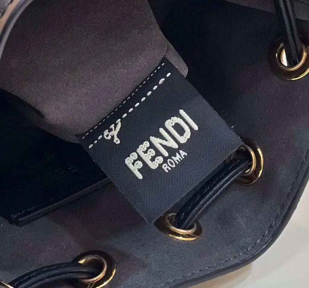 FENDI MON TRESOR MINI 水桶包 老花棕 下午3.59.04