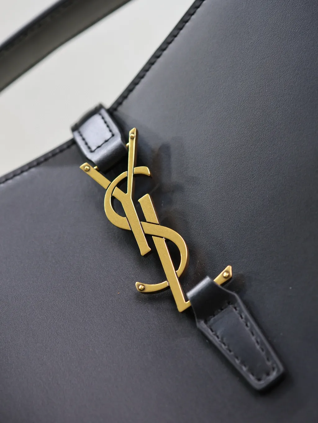 YSL LE37 亮面皮革水桶包 黑色 2763
