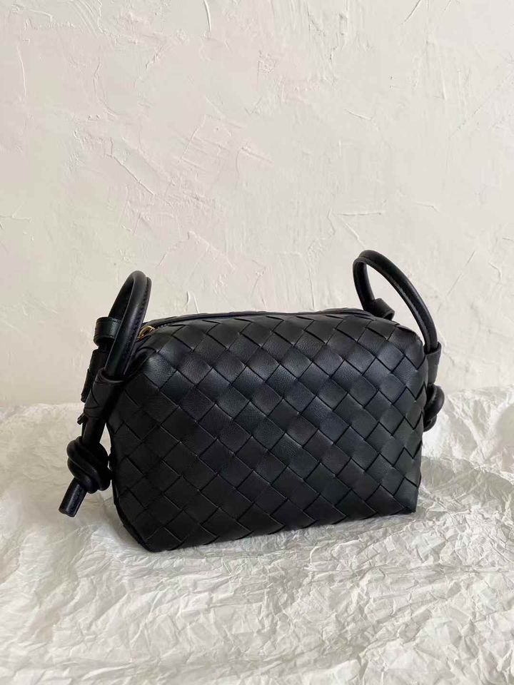 BOTTEGA VENETA LOOP 相機包 黑色2