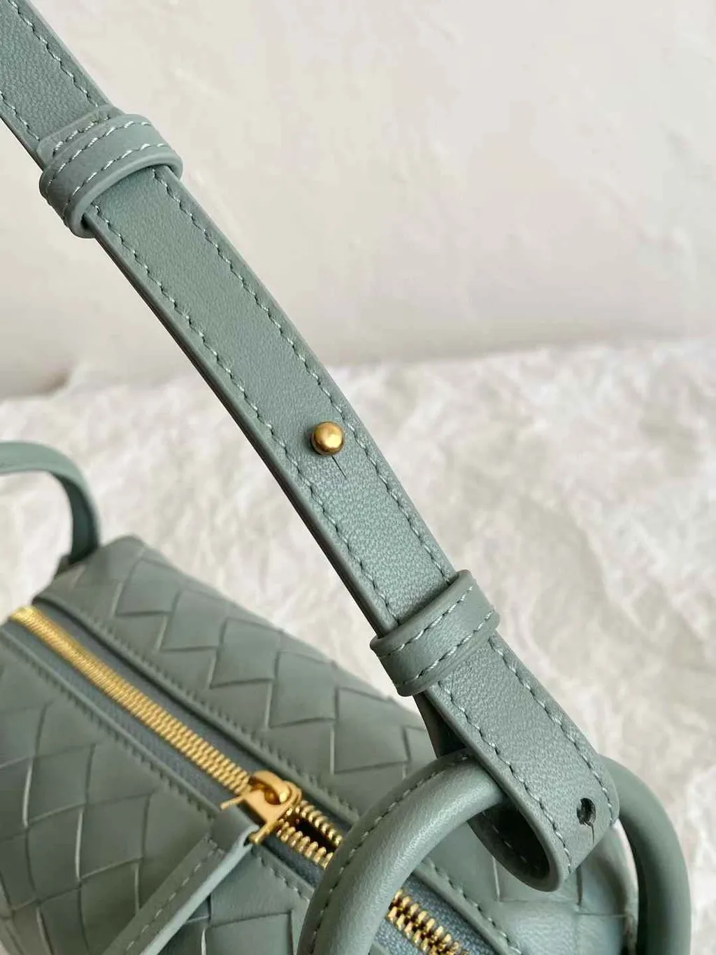 BOTTEGA VENETA LOOP 相機包 鼠尾草綠色5