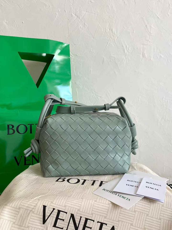 BOTTEGA VENETA LOOP 相機包 鼠尾草綠色8
