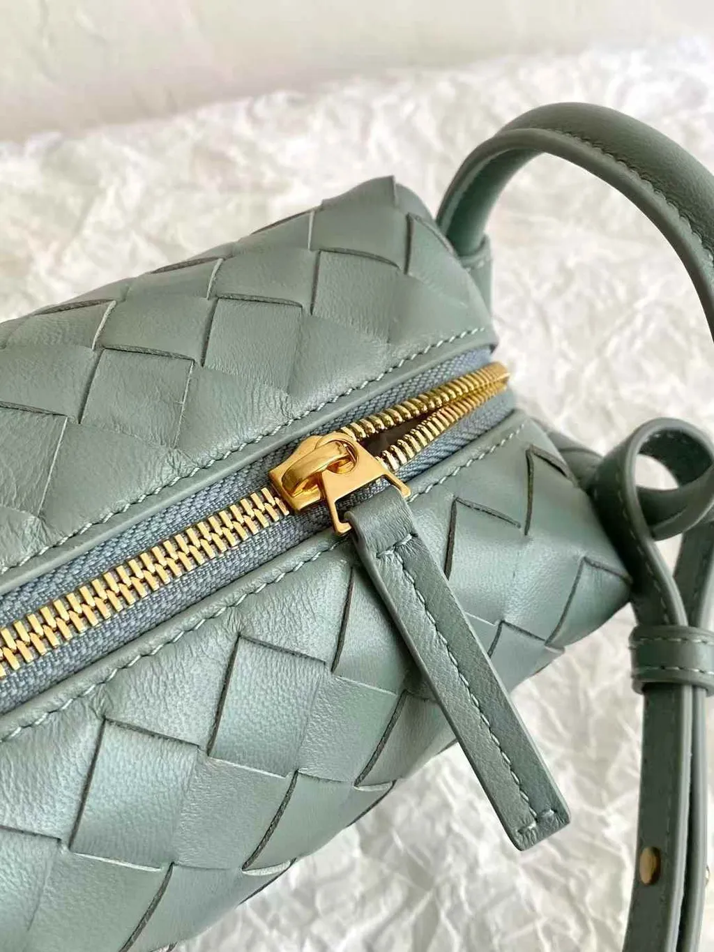 BOTTEGA VENETA LOOP 相機包 鼠尾草綠色4