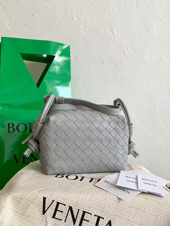 BOTTEGA VENETA SMALL LOOP 相機包 銀灰色9