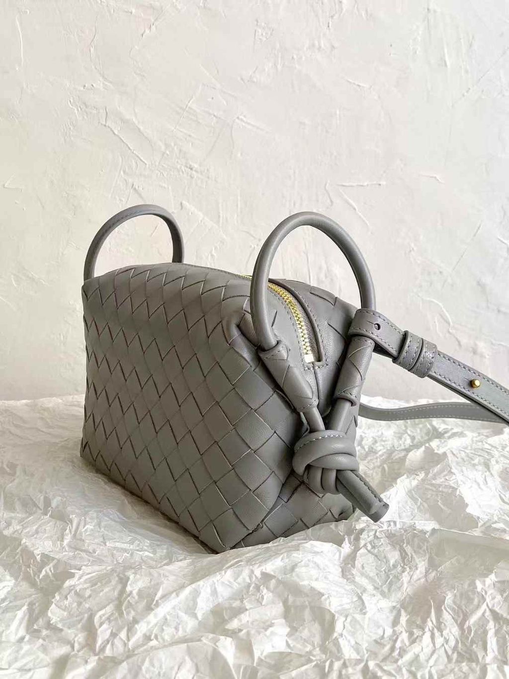 BOTTEGA VENETA SMALL LOOP 相機包 銀灰色2