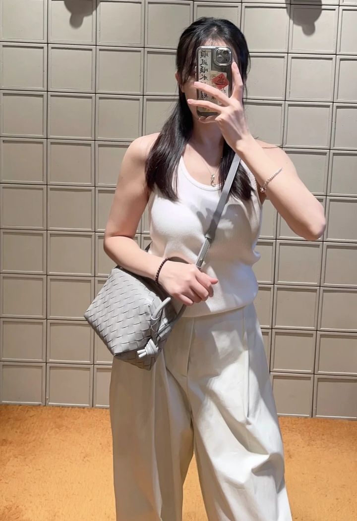 BOTTEGA VENETA SMALL LOOP 相機包 銀灰色3