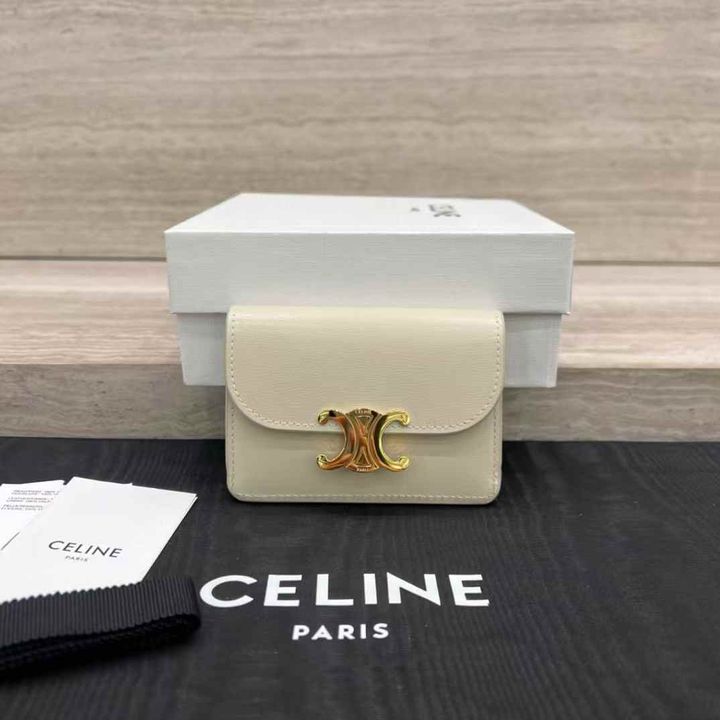 CELINE TRIOMPHE 亮面牛皮革翻蓋卡包 裸色1