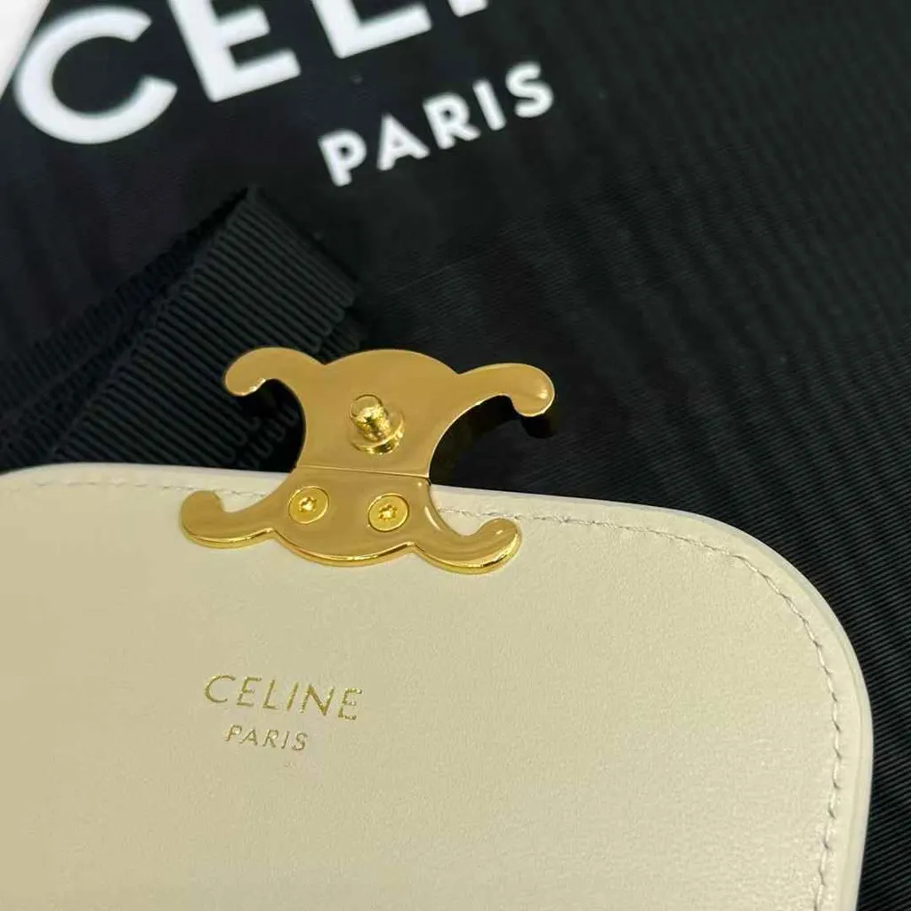 CELINE TRIOMPHE 亮面牛皮革翻蓋卡包 裸色5