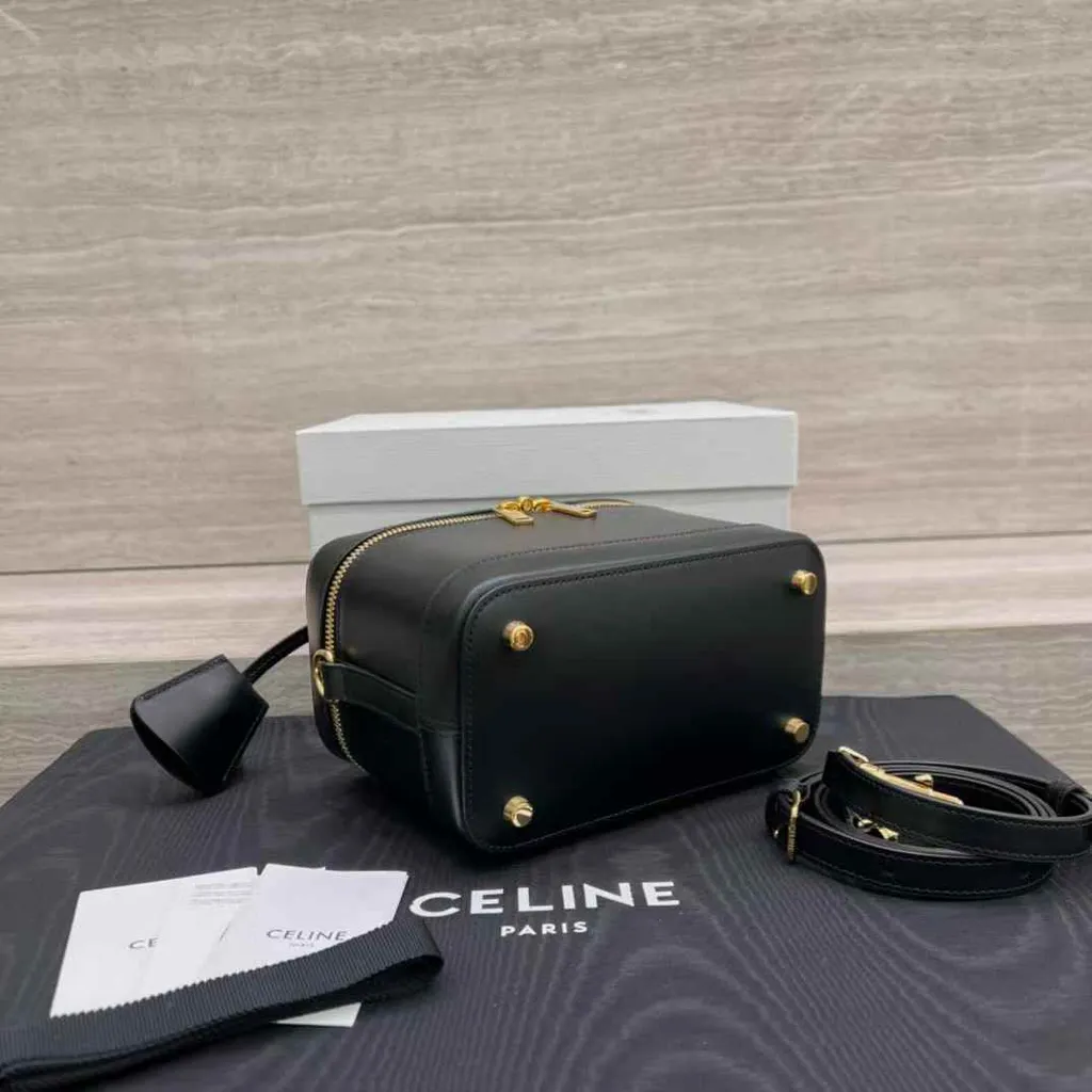 CELINE  VANITY 亮澤牛皮革化妝箱 黑色4
