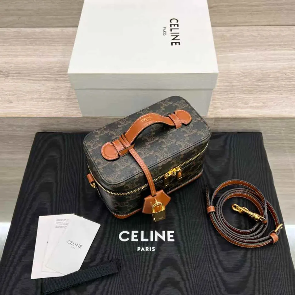 CELINE VANITY 亮澤牛皮革化妝包 老花款10