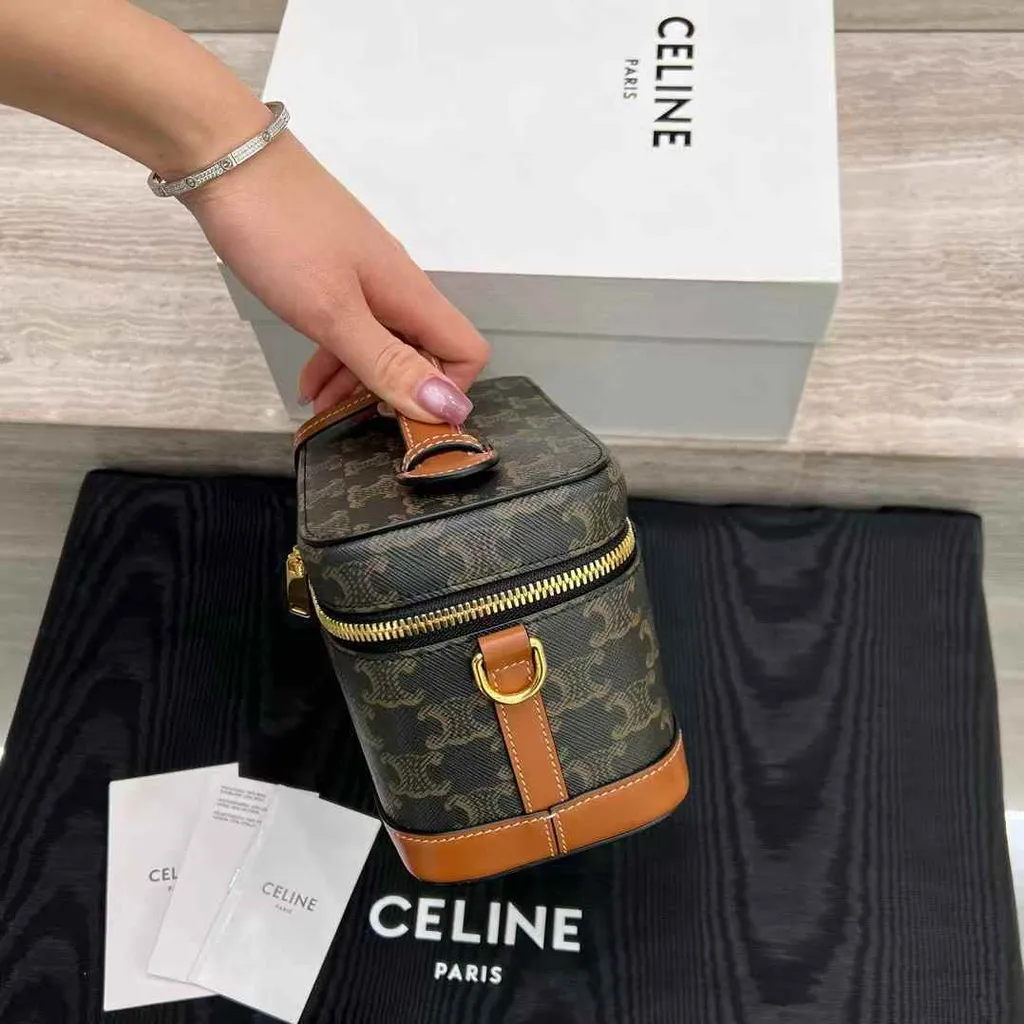 CELINE VANITY 亮澤牛皮革化妝包 老花款8