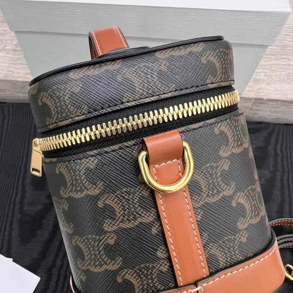 CELINE VANITY 亮澤牛皮革化妝包 老花款13