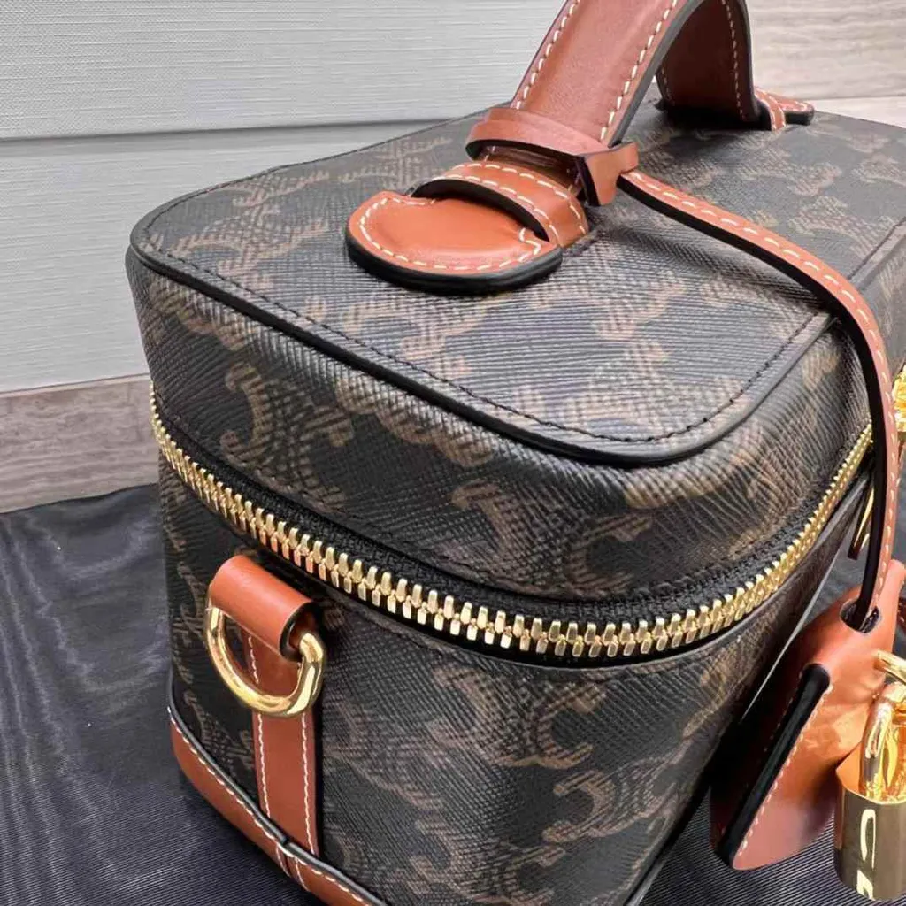 CELINE VANITY 亮澤牛皮革化妝包 老花款11