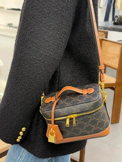 CELINE VANITY 亮澤牛皮革化妝包 老花款3