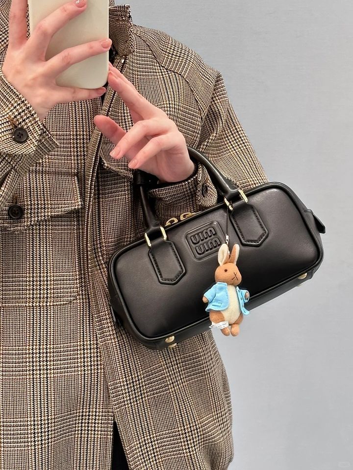 MIU MIU ARCADIE 保齡球包 黑色 小號4