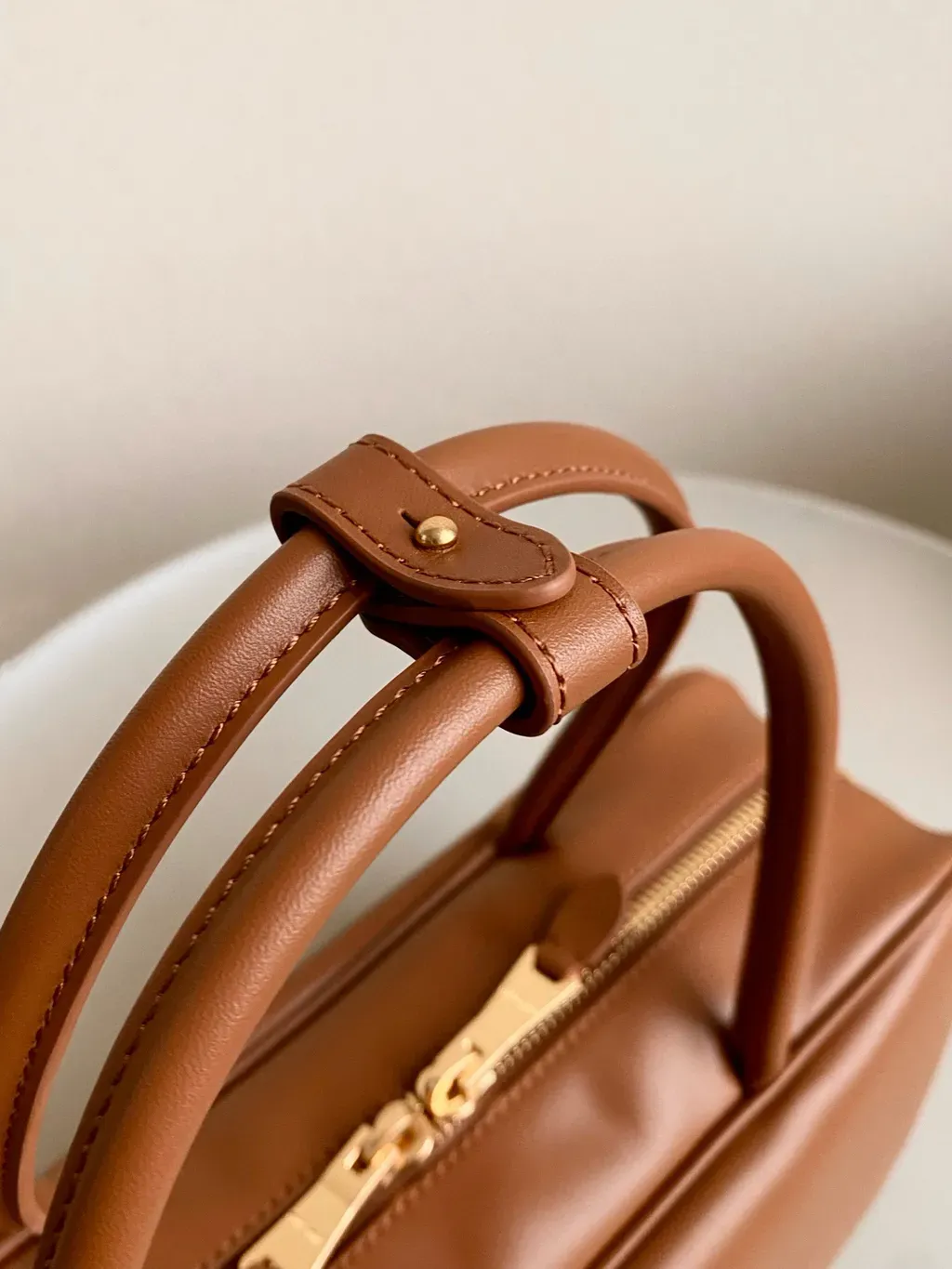 MIU MIU 牛皮革公文包 焦糖色6