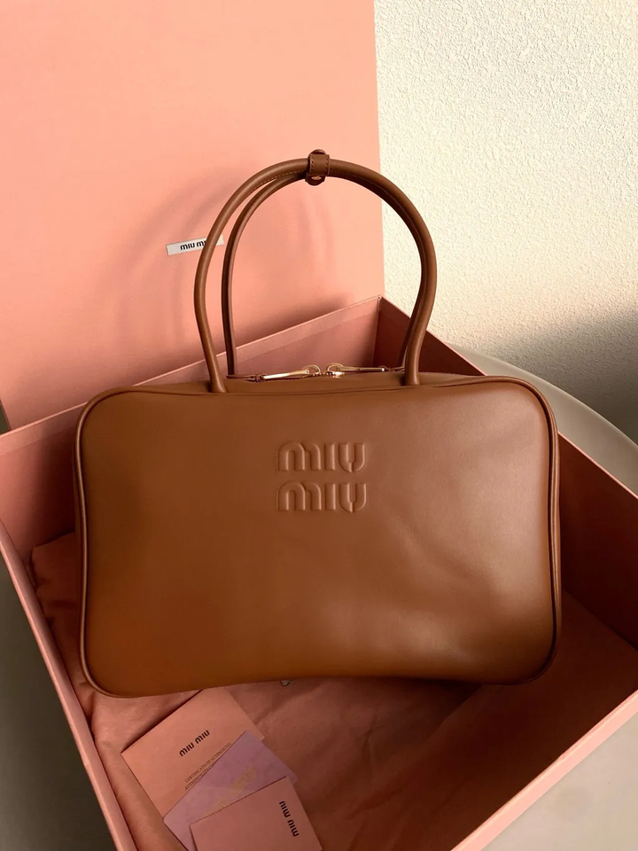 MIU MIU 牛皮革公文包 焦糖色1