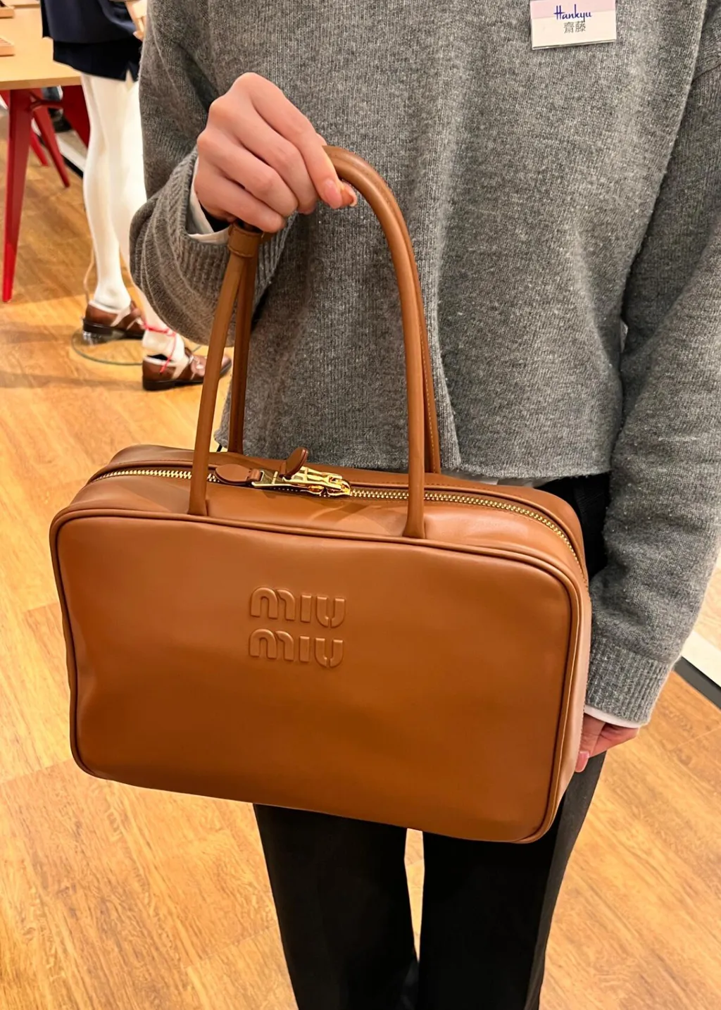 MIU MIU 牛皮革公文包 焦糖色14