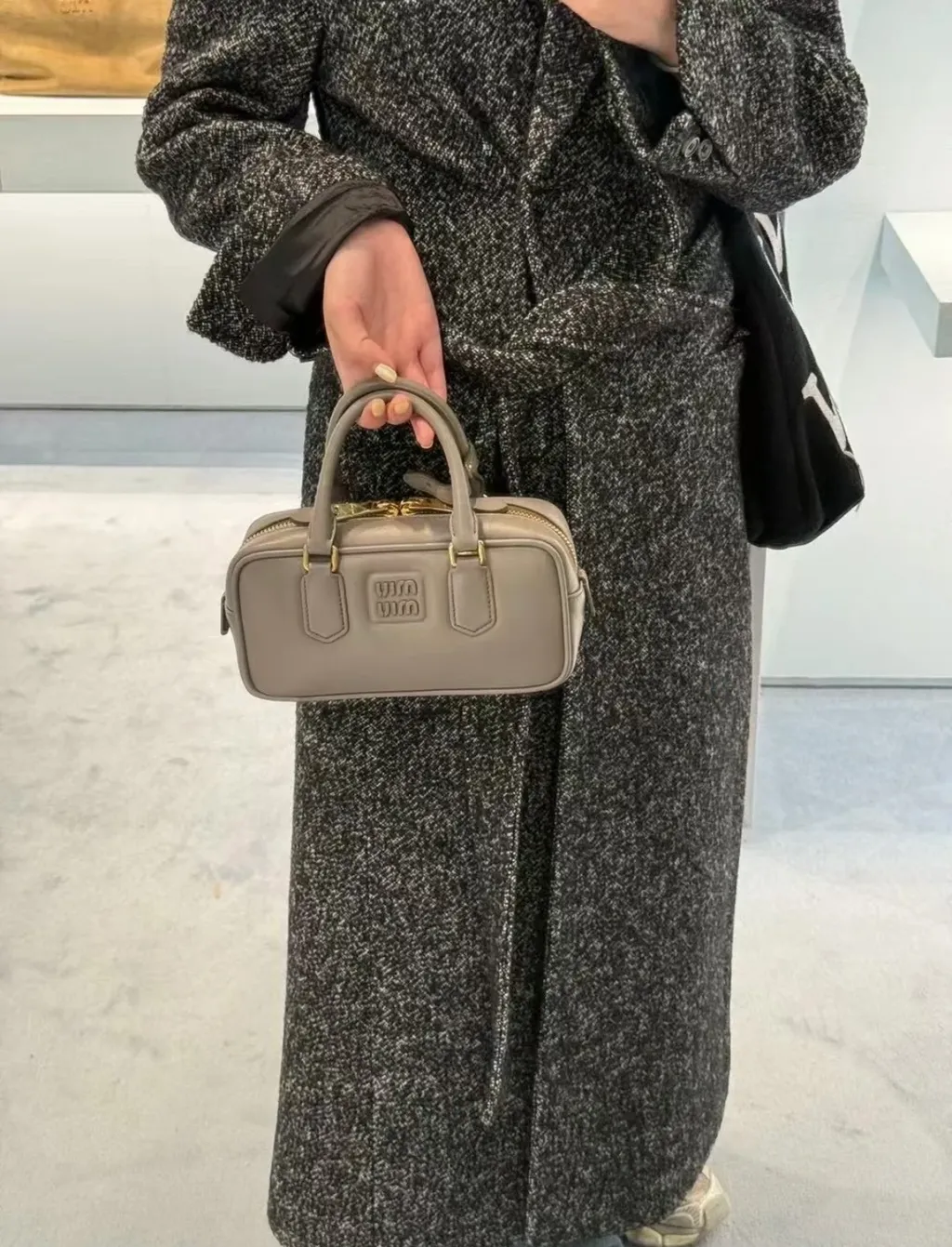 MIU MIU ARCADIE MINI 保齡球包 水泥灰色1