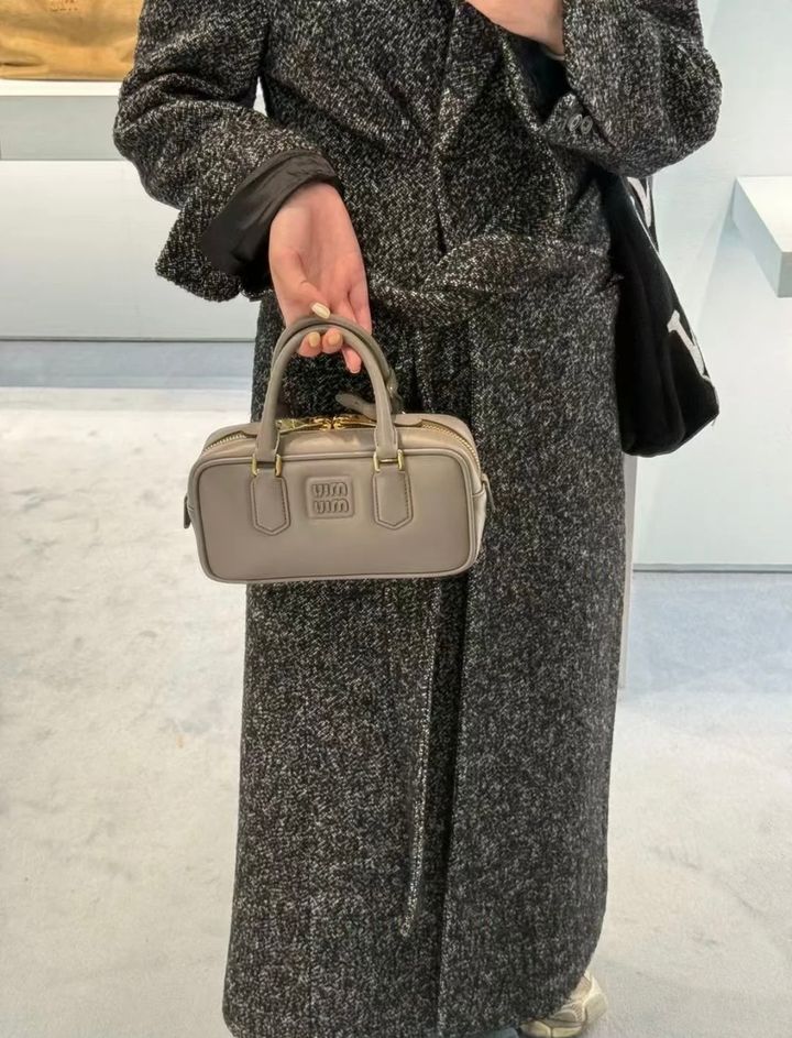 MIU MIU ARCADIE MINI 保齡球包 水泥灰色1