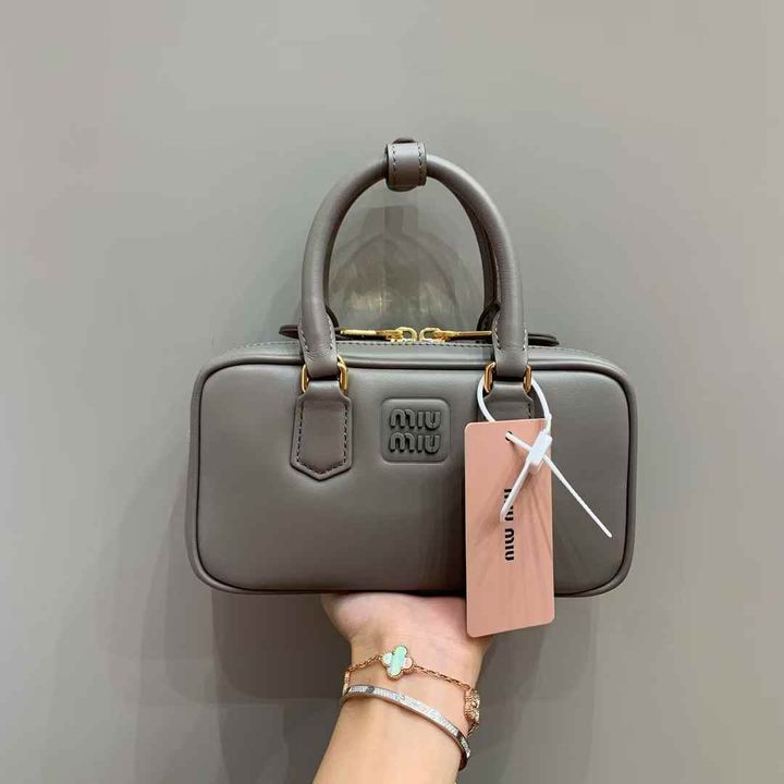 MIU MIU ARCADIE MINI 保齡球包 水泥灰色1