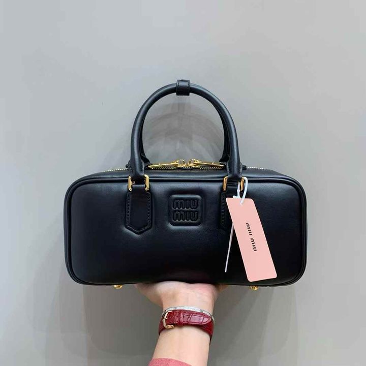 MIU MIU ARCADIE 保齡球包 黑色 中號1