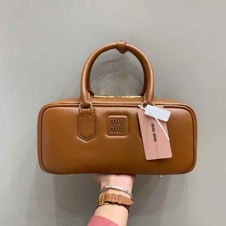 MIU MIU ARCADIE 保齡球包 棕色 中號1