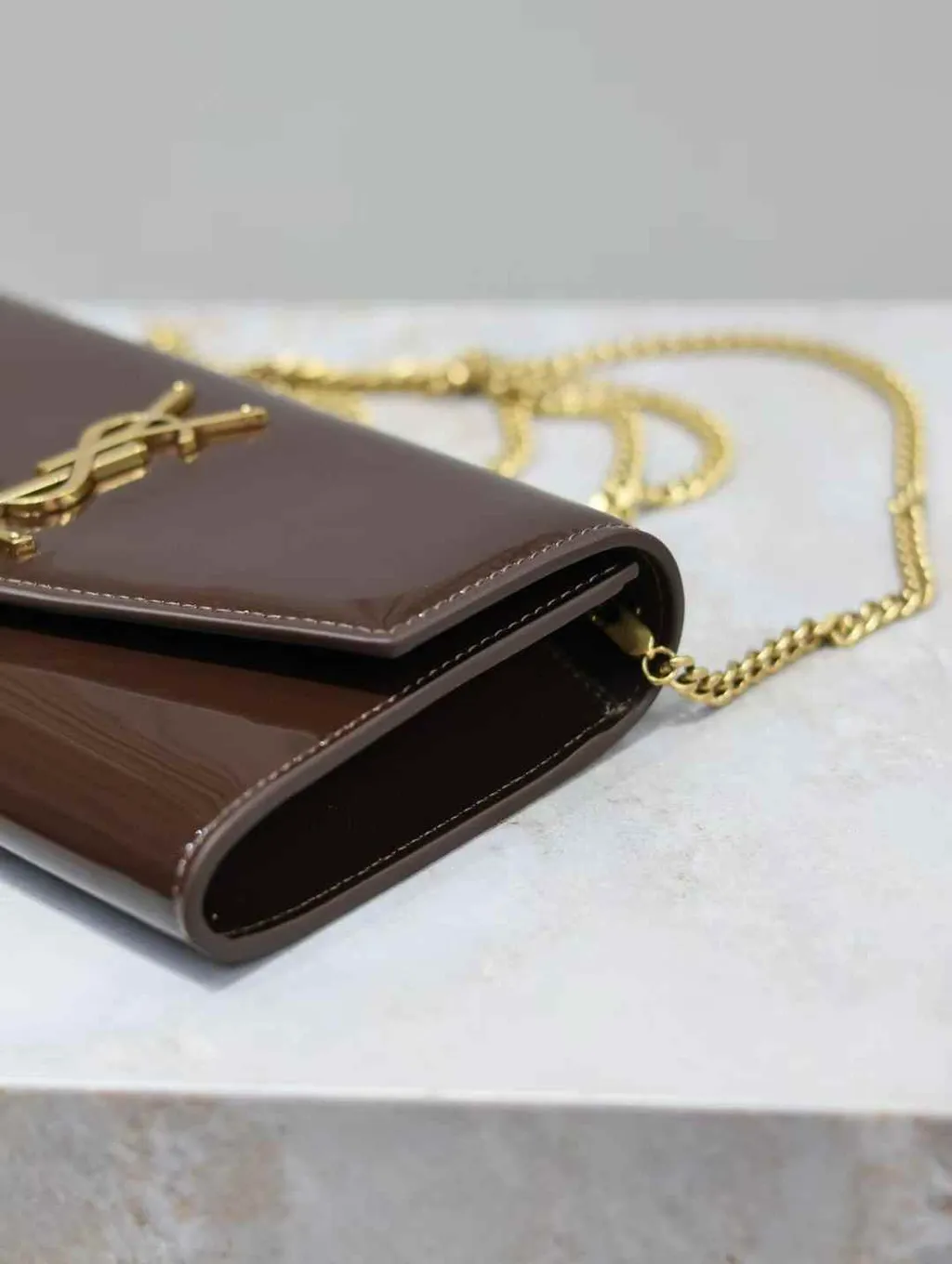 YSL UPTOWN 迷你漆皮信封包 棕色5