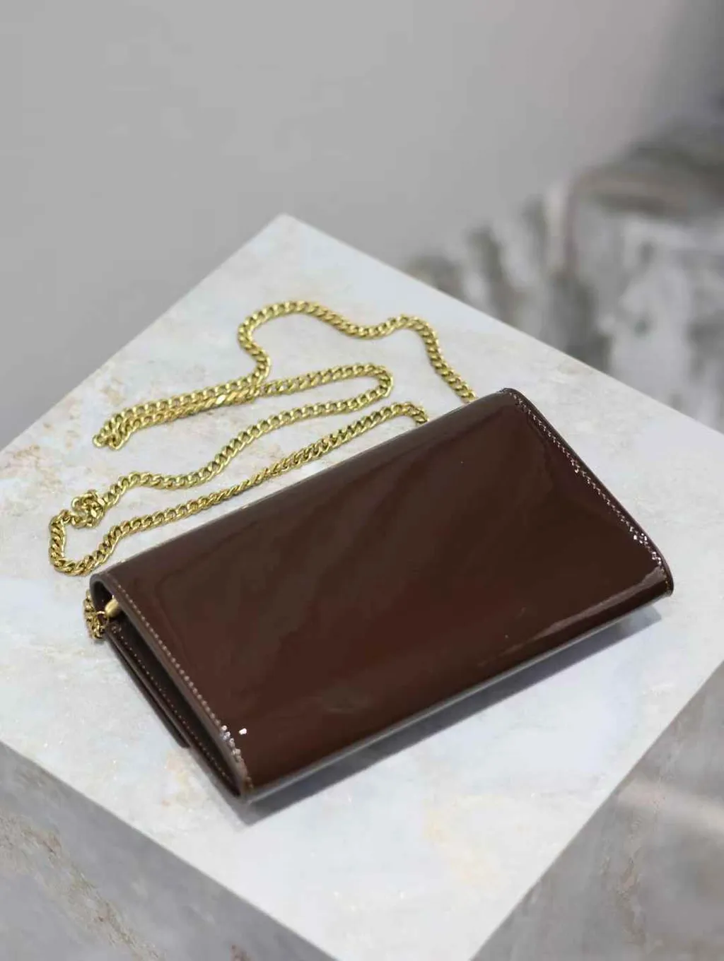 YSL UPTOWN 迷你漆皮信封包 棕色9
