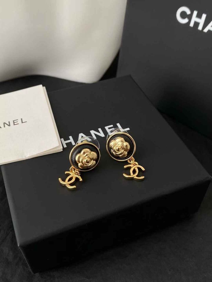 CHANEL 22A 黑金小羊皮山茶花雙C耳環1