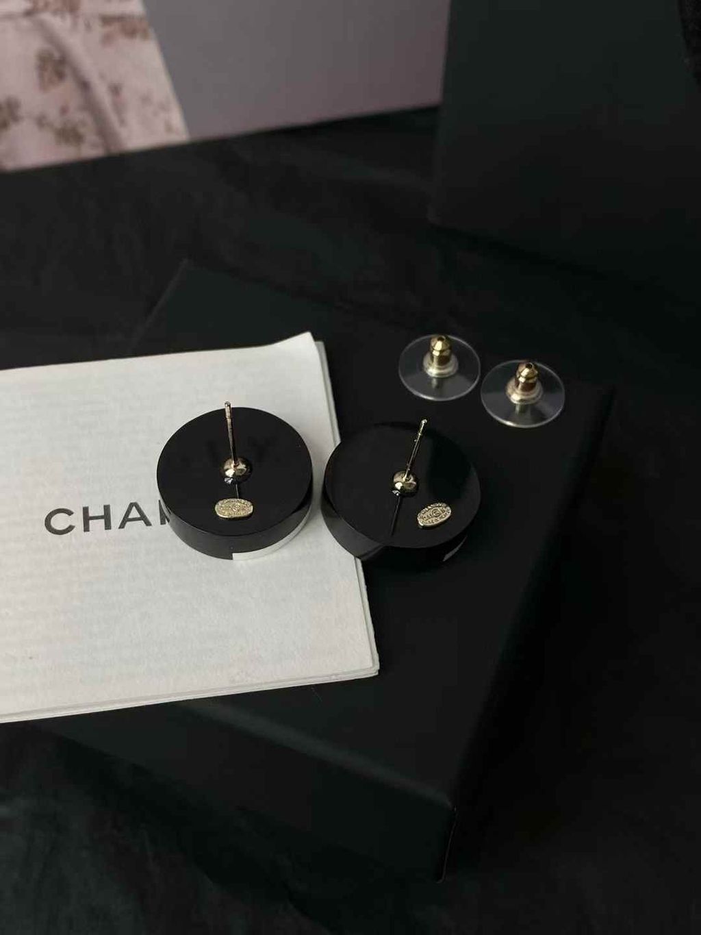 CHANEL 22S 黑粉:黑白 雙C圓形壓克力耳環11